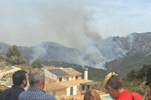 600 hectáreas quemadas y tres bomberos heridos en el incendio de Tàrbena: "Todo apunta a una mala praxis en una quema"