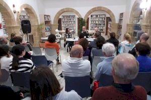 La biblioteca acoge la presentación del libro “Cremareu aquesta carta”, galardonado en Alzira