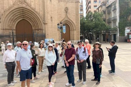 Els turistes del primer creuer de l'any visiten la plaça Major, l'Ajuntament, el Fradrí i els ‘xiringuitos’ de la platja de Castelló