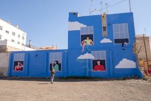 El museu d'art urbà del TEST creix amb ‘Veïnat’, una reflexió sobre la vida de barri signada per Dakota Hernández