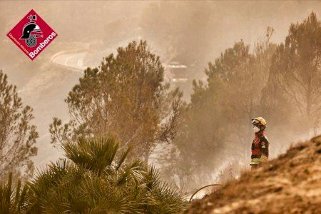 Casi 700 hectáreas quemadas en Tàrbena: Estabilizan el primer gran incendio del año