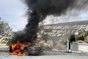 El fuego calcina un coche en un supermercado de Benitatxell