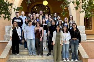 El Ayuntamiento de la Vall d'Uixó abre la exposición colectiva Joves Tendències con 24 artistas