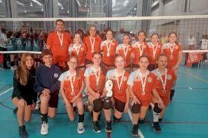 Las chicas del equipo alevín del Club Voleibol Fabraquer se proclaman subcampeonas autonómicas