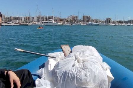 Los miembros del equipo de Dragón-Boat del RCN Torrevieja continúan con la actividad medioambiental de recogida de residuos por la bahía