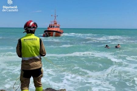 Els bombers rescaten a un home de la mar a la platja de Xilxes