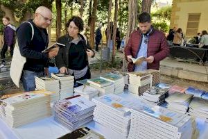 18 autores vileros exponen sus obras literarias en la primera Feria del Libro que se celebra en los jardines del chalet Centella