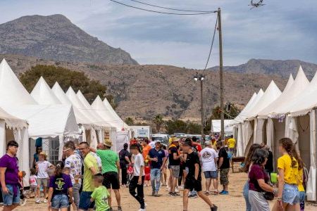 Cerca de 4.800 peñistas participan este fin de semana en la Acampada de Peñas de Benidorm