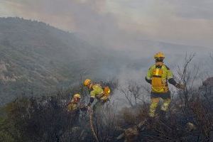 Estabilitzat l'incendi forestal de Cabanes: els bombers continuen treballant en la zona