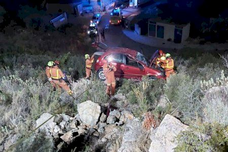 Rescate nocturno en Chiva: los bomberos intervienen en un aparatoso accidente