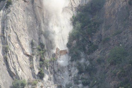 VÍDEO | Impactants imatges: així derroquen les roques de la ‘corba del mur’ entre la Vall d'Uixó i Alfondeguilla