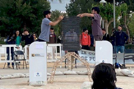 Resistencia extrema: Estudiantes de ingeniería de Elche construyen un puente de palitos de helado que soporta toneladas
