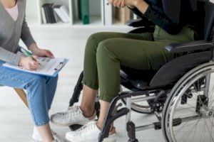 COCEMFE Alicante denuncia que el 76% de las personas espera más tiempo del que marca la ley para obtener el certificado de discapacidad
