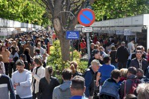 Miles de personas aprovechan el primero de mayo para llenar la Fira del Llibre de València
