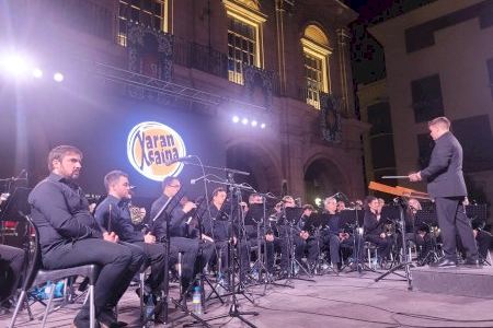Xarançaina llena la Plaza Mayor con ‘Un Miracle Centenari’, un viaje musical por la historia de la ciudad de Castellón