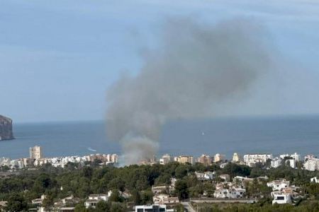 Confinan a los vecinos por un incendio forestal en Xàbia