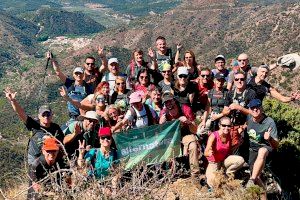 Una trentena d'excursionistes d’Alternatura recorren els pics del Cullera a Almedíxer