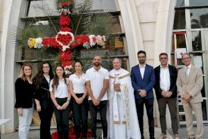 Torrevieja recupera la tradición de la ofrenda a la Cruz de Mayo en el Sagrado Corazón