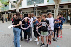 Música i jocs de carrer per a animar a la població a parlar en valencià