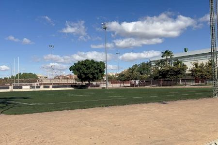 El Ayuntamiento de Elche invierte 184.000 euros en la renovación del césped de los campos de fútbol de la Ciudad Deportiva
