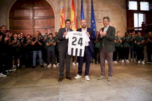 Carlos Mazón recibe al Club Deportivo Castellón tras su ascenso a segunda división