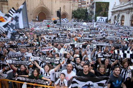 GALERIA |  Una marea albinegra celebra el ascenso del CD Castellón a la Segunda División