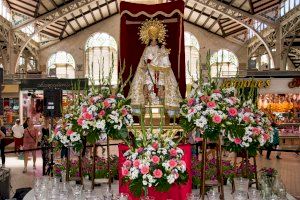 Homenaje a la Virgen de los Desamparados en el Mercado Central