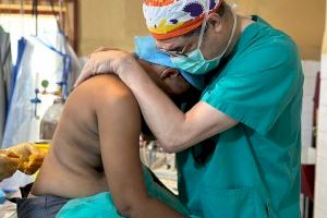 La solidaritat d'un doctor valencià: opera amb èxit 50 hèrnies en una missió a Nigèria