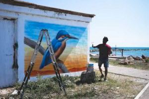 El Puig se viste de arte y conciencia con el nuevo mural de Pedro Mecinas: un contrapunto a la construcción en la playa