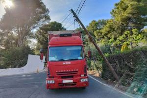 Un camió s'enganxa en els cables del telèfon a Benicàssim i deixa sense línia a diversos clients