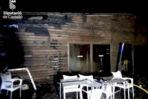 Un incendio arrasa un bar en Les Coves de Viromà