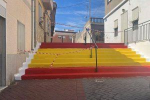 En tendència: un altre municipi de Castelló pinta unes escales amb la bandera d'Espanya