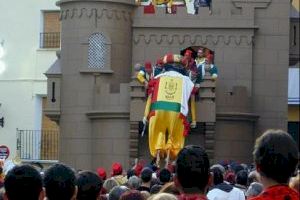 Villena recibe de Biar la tradicional figura de La Mahoma este domingo como preludio de sus fiestas de Moros y Cristianos