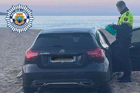 Insólito y asombroso: un conductor aparca su coche en la arena de la playa de Poniente de Benidorm