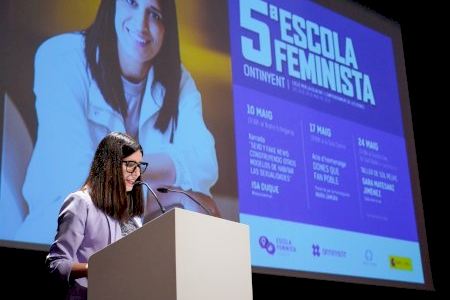La sexóloga y youtuber Isa Duque reúne cerca de un centenar de personas en la apertura de la V Escuela Feminista de Ontinyent