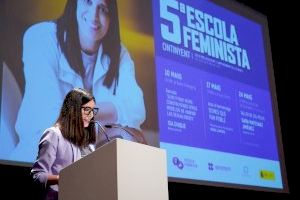 La sexòloga i youtuber Isa Duque reuneix prop d’un centenar de persones en l’obertura de la V Escola Feminista d’Ontinyent