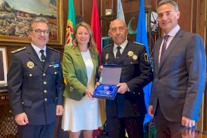 Carrasco entrega una placa conmemorativa al intendente de la Policía Local Javier Brenes con motivo de su jubilación