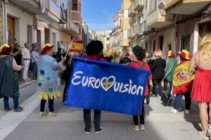 Nebulossa triomfa en les festes d'un poble d'Alacant: disfresses i la seua cançó 'Rabosa' ressonen por les seues calles