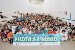 La alcaldesa respalda la Pilota Valenciana y la labor que desempeña la Federación en un encuentro con 500 escolares de toda la provincia