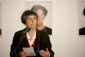 La artista Esther Ferrer, pionera de la performance en España, despliega su trabajo en el Centre de Carme