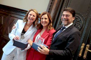 Alicante refuerza sus lazos con Valencia y Barcala firma en el libro de honor del 'Cap i Casal'