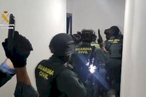 A prisión por esconder todo un arsenal en Massanassa: Desde un kalashnikov a escopetas con silenciadores