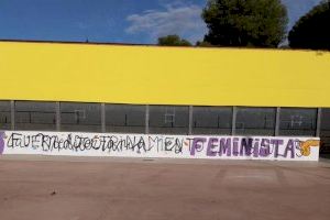 Denuncien un atac a un mural feminista en un col·legi d'Oropesa