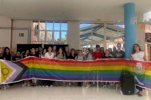 El alumnado de los centros de Educación Secundaria, Bachillerato y FP de Elda conmemora el Día Internacional contra la LGTBIfobia