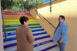 Segorbe estrena su “escalera del orgullo” en el Día Internacional contra la LGTBIfobia