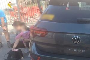Rescatan a un bebé atrapado en un coche de Torrevieja