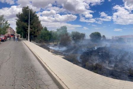 Extinguen un incendio en el Turia entre Manises y Paterna