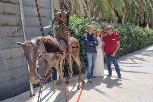 Víctor Candela cedeix a la biblioteca una escultura del Quixot
