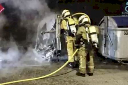 Nit agitada per als bombers a Crevillent: cremen quatre contenidors