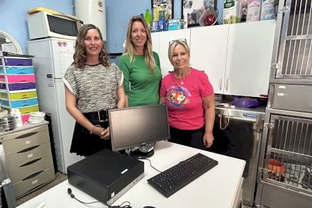 El Ayuntamiento de La Nucía dona un ordenador al Refugio de Animales